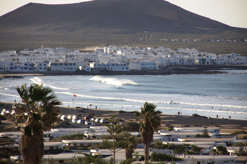 Red Star Surf & Yoga Camp Lanzarote Hostel Famara Buitenkant foto