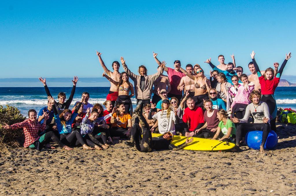 Red Star Surf & Yoga Camp Lanzarote Hostel Famara Buitenkant foto