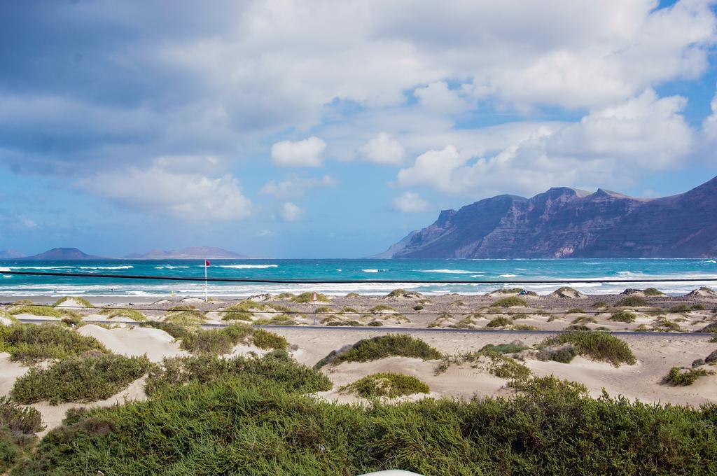 Red Star Surf & Yoga Camp Lanzarote Hostel Famara Buitenkant foto