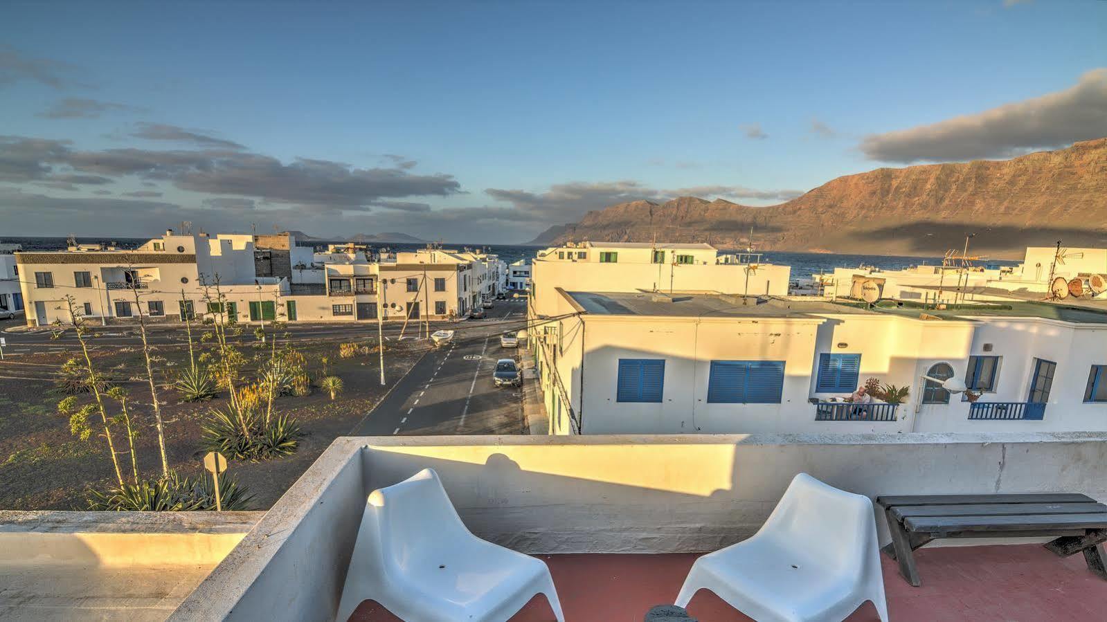 Red Star Surf & Yoga Camp Lanzarote Hostel Famara Buitenkant foto