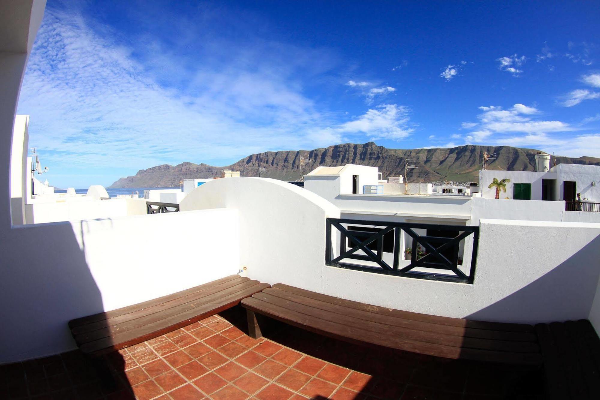 Red Star Surf & Yoga Camp Lanzarote Hostel Famara Buitenkant foto