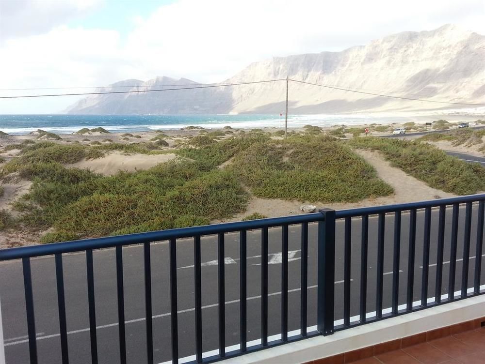 Red Star Surf & Yoga Camp Lanzarote Hostel Famara Buitenkant foto