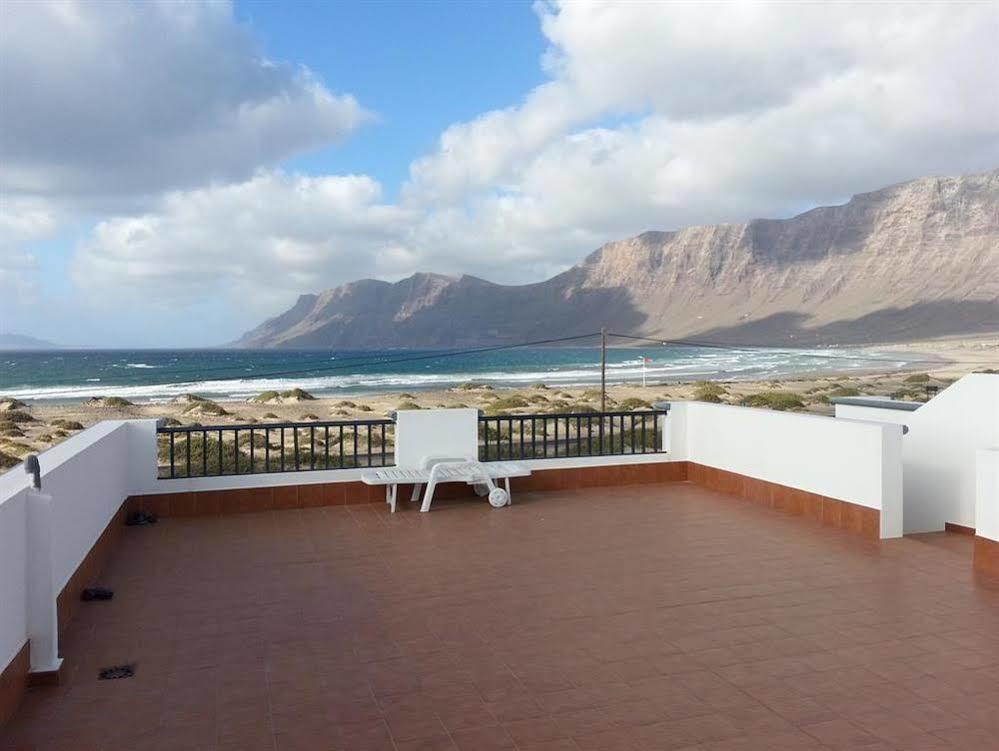 Red Star Surf & Yoga Camp Lanzarote Hostel Famara Buitenkant foto